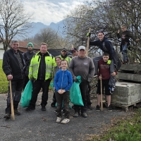 Altiger Faschingsnarra bei der Landschaftsreinigung