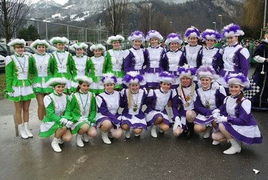 Schöne Damen und ein Mann!?