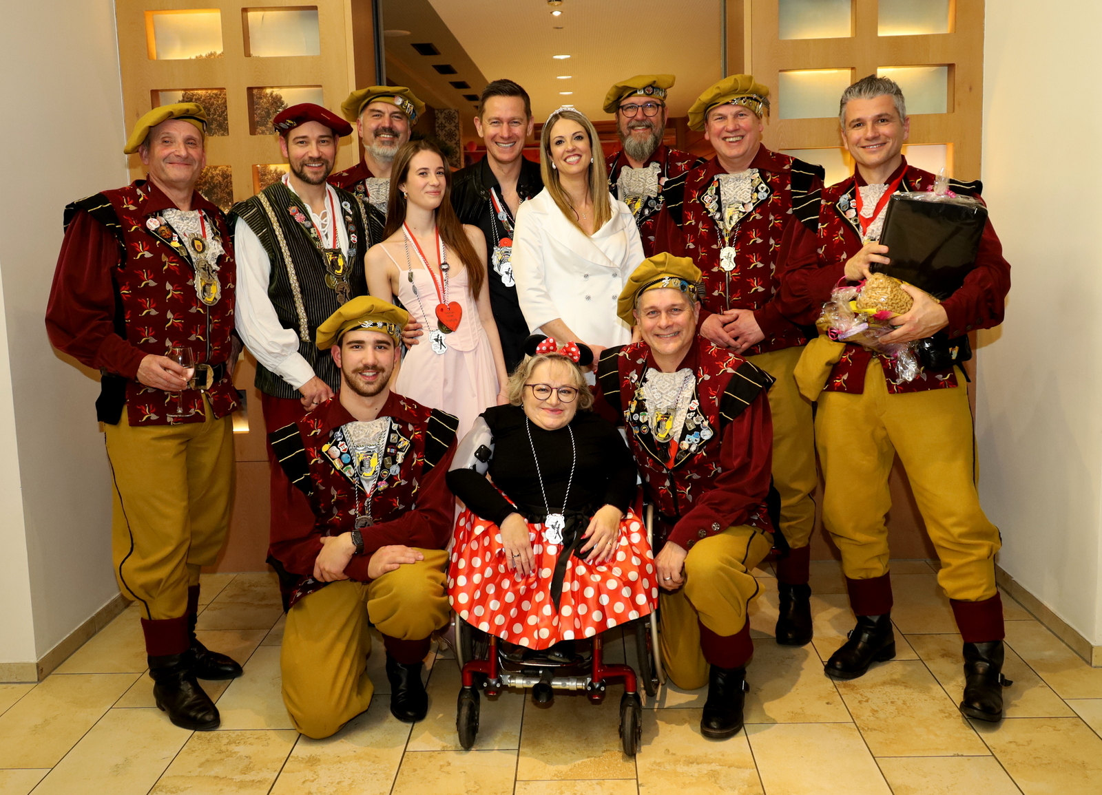 Prinzenpaar aus Hörbranz mit Infantin Alissa, Hörbranzer Raubritter und Karin Stöckler (Landespräsidentin ÖZIV Vorarlberg) beim ÖZIV-Ball in Bregenz