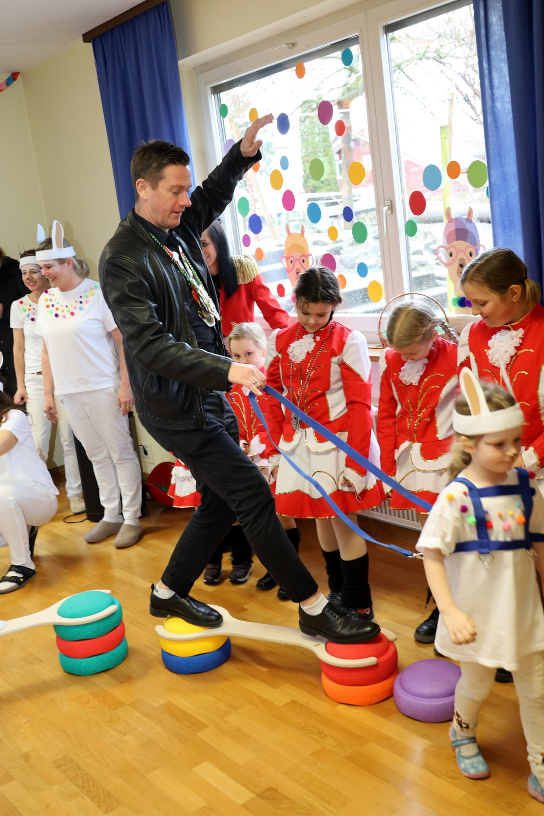 Geschicklichkeitsaufgabe im Kindergarten für Prinz Oliver